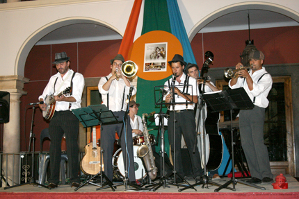 Imagen The Hoppers Old Jazz Band sorprenden a pie de calle a los ciudadanos de Priego