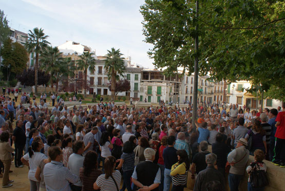 Imagen 500 personas se concentran contra la subida del recibo del servicio del agua