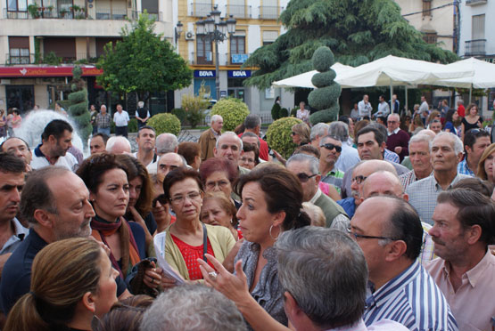 Imagen 500 personas se concentran contra la subida del recibo del servicio del agua