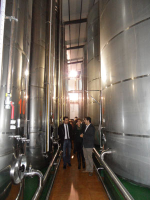 Imagen La alcaldesa de Priego visita las nuevas instalaciones de la'Almazara de Muela'