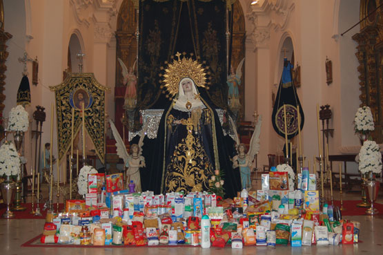 Imagen 500 kilos de alimentos en ofrenda a la Virgen del Mayor Dolor