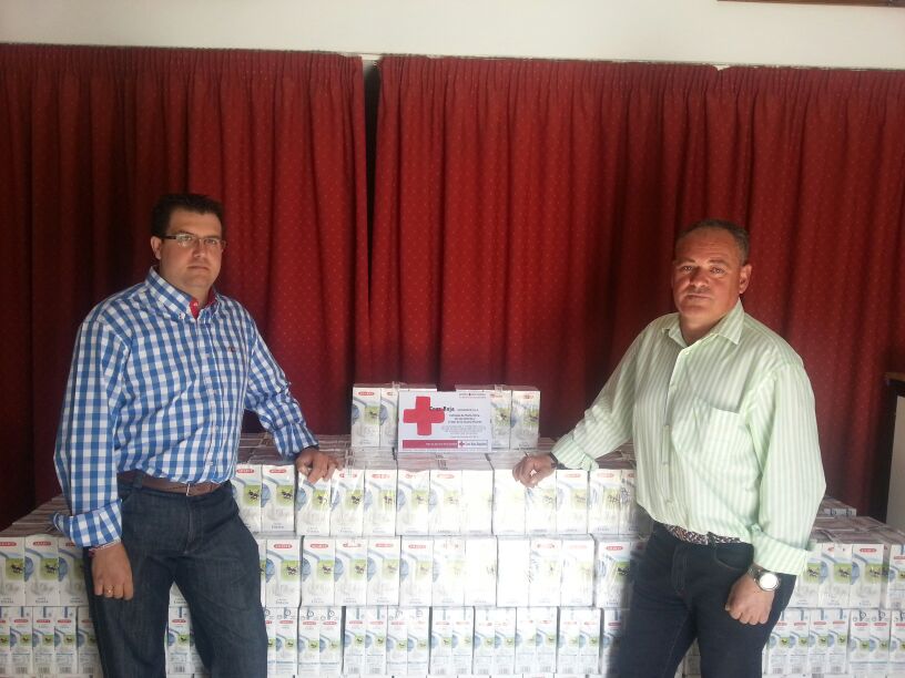 Imagen La Hermandad de los Dolores dona 1260 litros de leche a la Asamblea Local de Cruz Roja