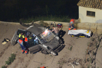 Imagen Cae al vacio un turismo por el balcón del Adarve 