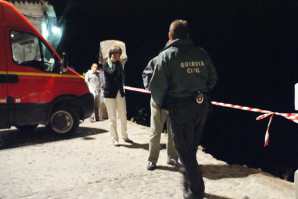 Imagen Cae al vacio un turismo por el balcón del Adarve 