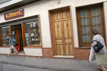 Imagen Roban en un estanco de Priego y se apropian de mercancía valorada en más de 35.000 Euros