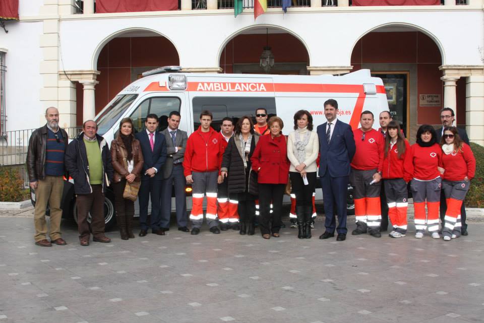 Imagen Cruz Roja presenta una nueva ambulancia adquirida gracias a la colaboración de la Fundación Cajasur