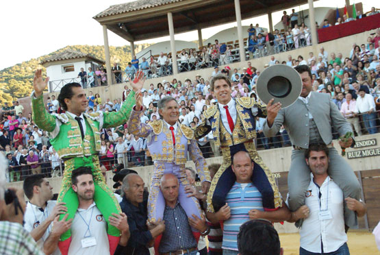 Imagen Lluvia de trofeos en la inauguración de la plaza de Almedinilla