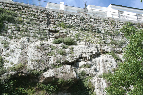 Imagen  Agresiones al Tajo del Adarve y Muralla.  Así no!!!