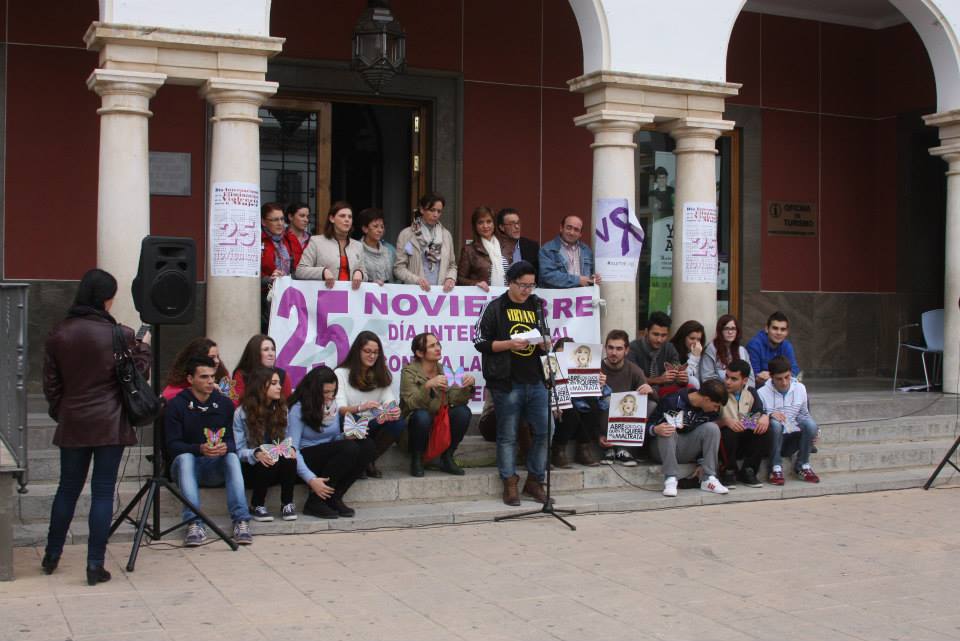 Imagen Una concentración y la lectura de un manifiesto centran la conmemoración del 25-N en Priego