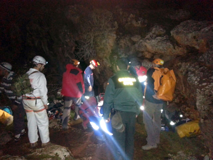Imagen Rescatado un joven accidentado en la Cueva de los Mármoles de Priego
