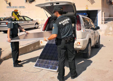 Imagen La Guardia Civil detiene a dos personas en Córdoba y recupera 12 baterías de placas solares sustraídas en Priego 