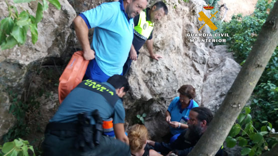 Imagen La Guardia Civil  en colaboración con Policía Local, Bomberos y vecinos,  rescata a una senderista herida en el barranco del Río Genilla.   