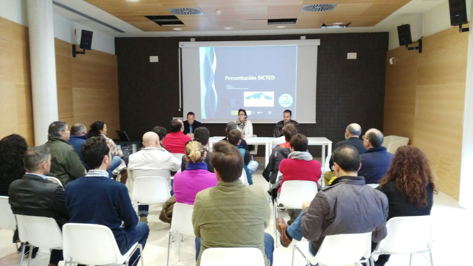Imagen Una treintena de empresarios turísticos estudian unirse al Sistema de Calidad Turística en Destinos (SICTED) 