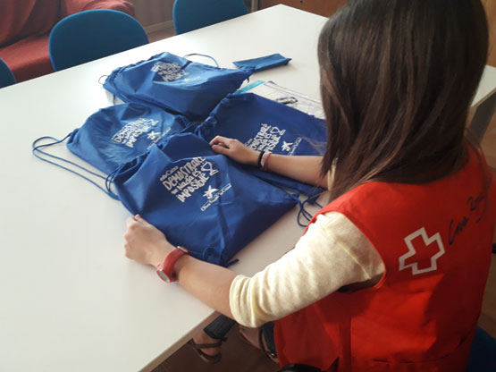 Imagen Cruz Roja reparte material escolar a más de 100 menores de Priego