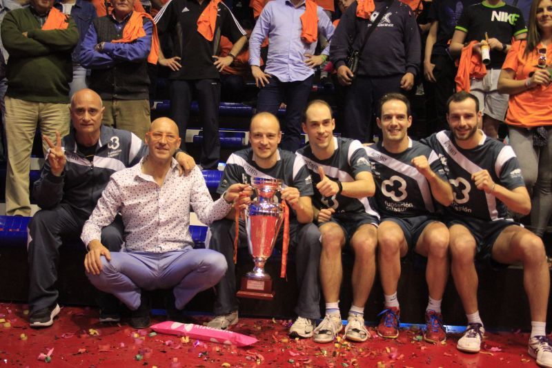 Imagen El Cajasur Priego recibe la copa de campeón de liga arropado por su afición