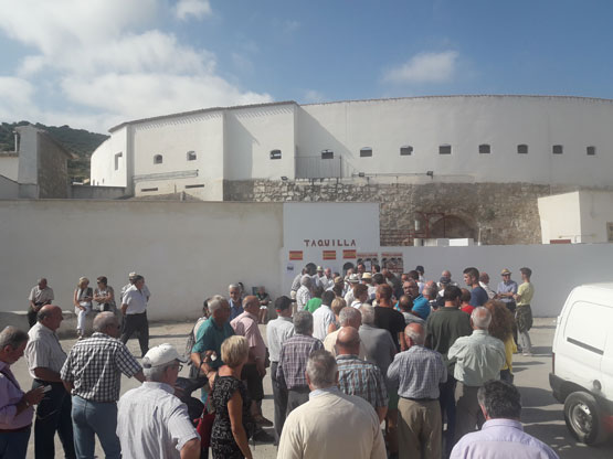 Imagen Indignación de los aficionados que no han podido recuperar el dinero de las entradas del festejo taurino de la Feria Real
