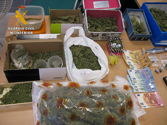 Imagen Intervenidas por la Guardia Civil 140 dosis de cocaína, más de 1,5  kilogramos de marihuana, 3 dosis de MDMA, 230 dosis de hachís y  más de 4.900 € en billetes fraccionados