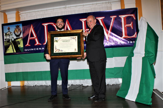 Imagen La Asociación Cultural Adarve hizo entrega del título de Prieguense del Año 2019