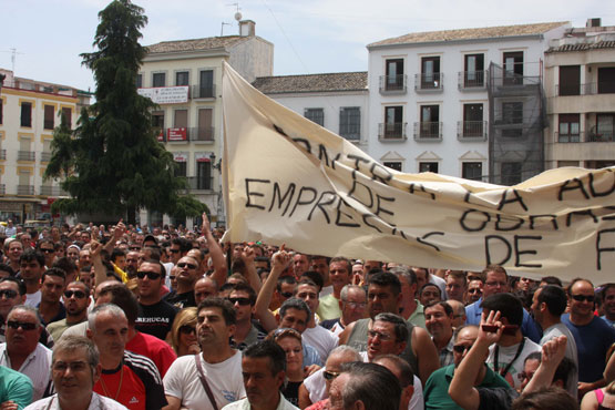 Imagen Empresarios, trabajadores y desempleados de la construcción se concentran contra las adjudicaciones de las obras anticrisis