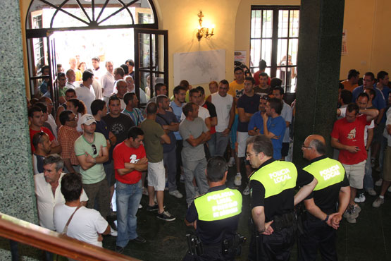 Imagen Empresarios, trabajadores y desempleados de la construcción se concentran contra las adjudicaciones de las obras anticrisis