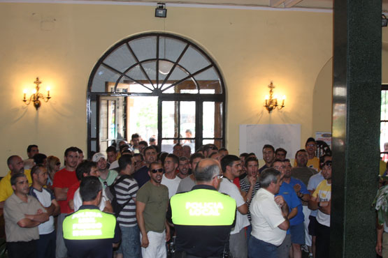 Imagen Empresarios, trabajadores y desempleados de la construcción se concentran contra las adjudicaciones de las obras anticrisis