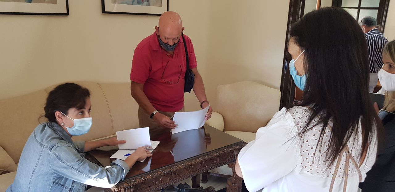 Imagen El Ayuntamiento firma un convenio para la puesta en marcha de un aparcamiento gratuito en la Puerta Granada