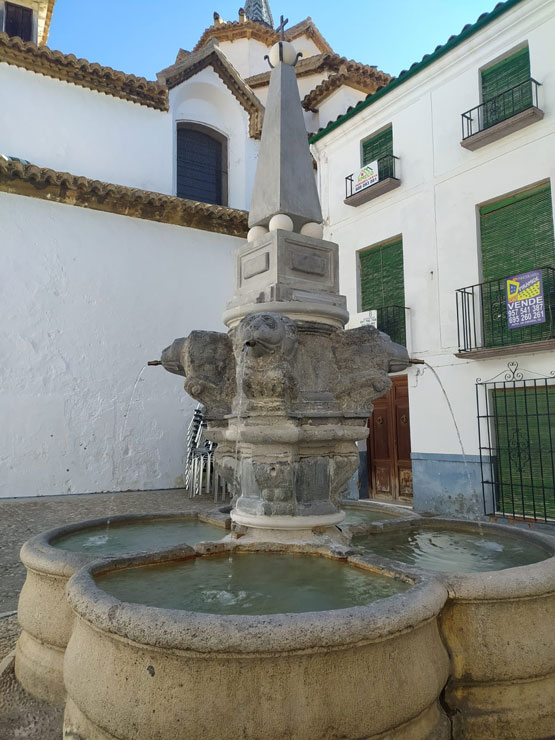 Imagen La fuente de la plaza de Santa Ana recupera su conformación original y ya luce en su ubicación