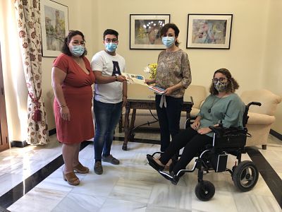 Imagen La Asociación PAT, Prevención de Accidentes de Tráfico entrega un reconocimiento al Ayuntamiento de Priego por su colaboración en la campaña, Calles para la Vida #Love30