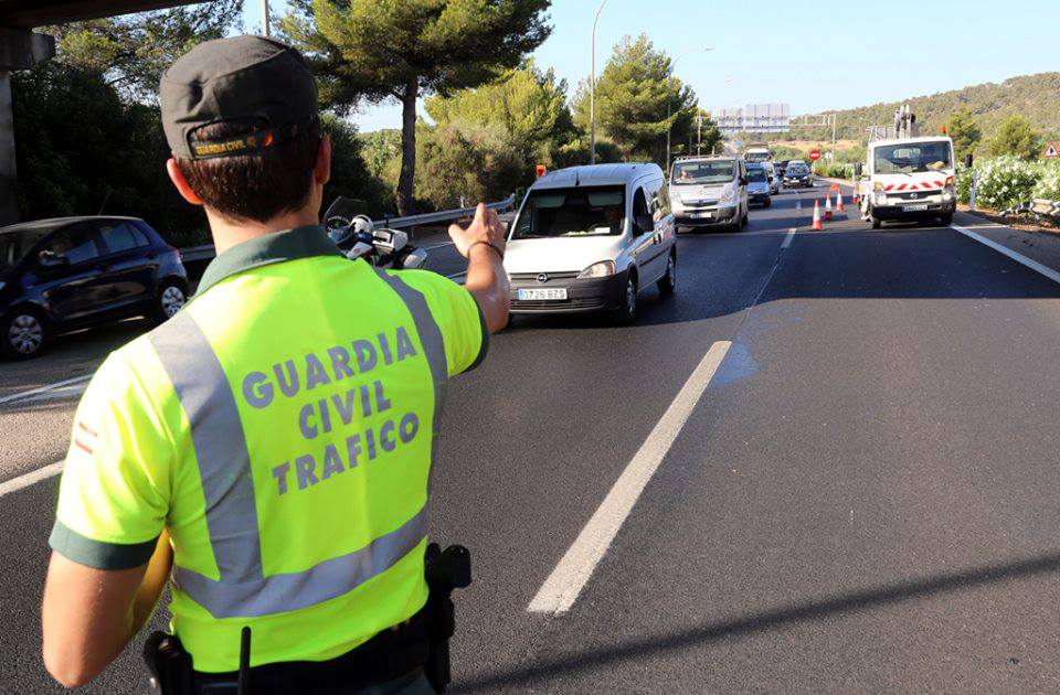 Imagen Tráfico intensifica la vigilancia del uso de alcohol y drogas al volante