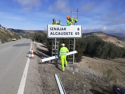 Imagen La Junta renueva la señalización vertical en las carreteras A-318 y A-333 