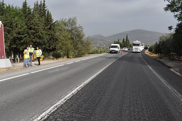 Imagen Se ejecutan actuaciones de conservación de firmes en la carretera autonómica A-339 Cabra a Alcalá la Real
