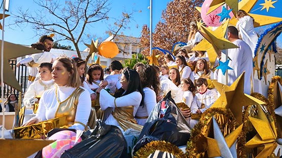 Imagen Priego recibe con ilusión a los Reyes Magos en una fría mañana
