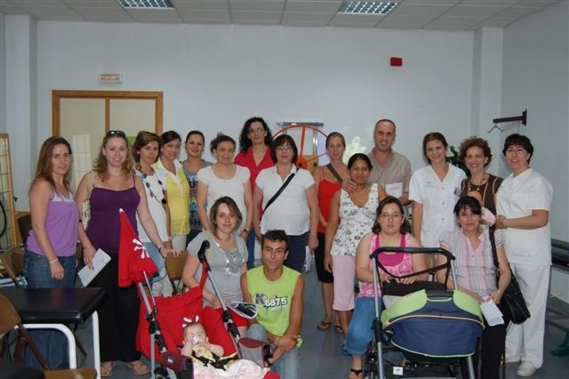 Imagen El Centro de Salud de Priego organiza un curso para padres sobre el masaje a bebés que previene el cólico lactante