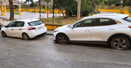 Imagen Pinchan las ruedas de más de 20 coches en las barriadas Ángel Carrillo, Los Almendros y la Atarazana
