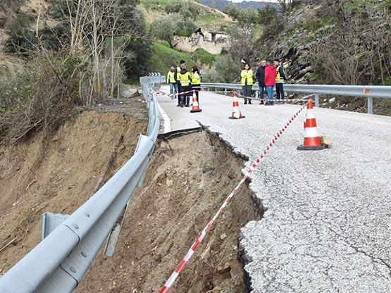 Imagen La Junta de Andalucía mantiene cortado al tráfico un tramo de la carretera A-333, en el punto kilométrico 46+500, entre los términos municipales de Iznájar y Priego de Córdoba