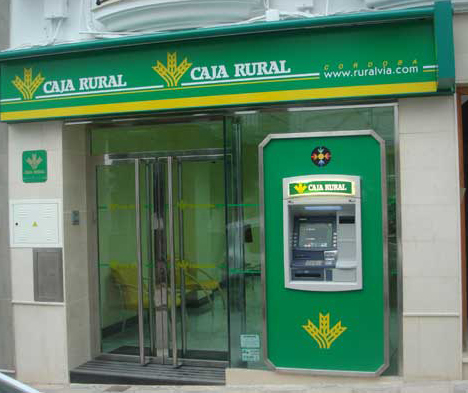 Un atracador se lleva algo más de siete mil euros de la sucursal de Caja Rural de Almedinilla