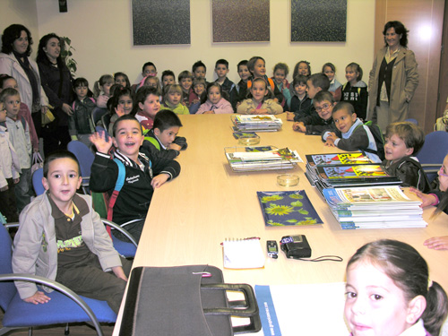 Imagen Jóvenes escolares del colegio Camacho Melendo visitan la redacción y talleres de Adarve