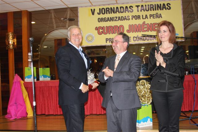Imagen Manuel Benítez “El Cordobés” recibe el premio Neptuno que otorga la peña Curro Jiménez