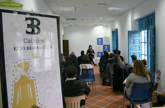Imagen Los alumnos de la cátedra Elio Berhanyer conocen el desarrollo de una colección de la mano de Anjara