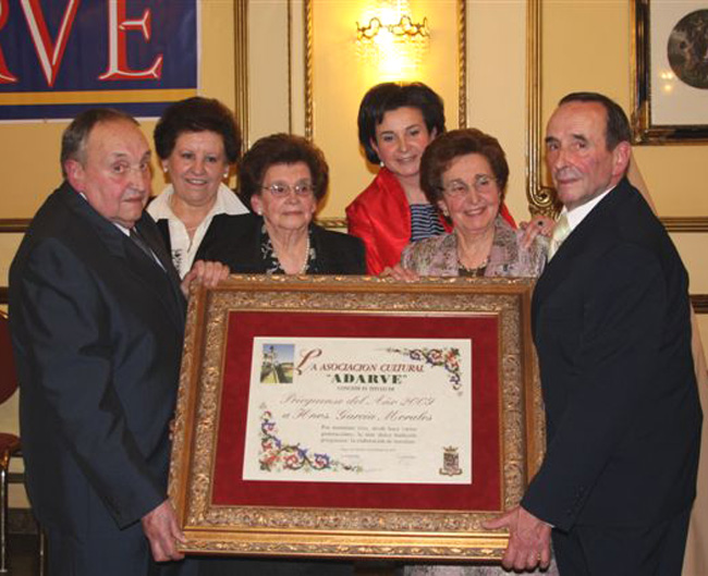 Imagen Adarve entrega a Los Hnos. García Morales el título de “Prieguenses del año 2009”